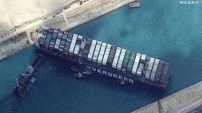 Foto udara kapal tanker Ever Given yang kandas di Terusan Suez, Mesir, 26 Maret 2021. Reuters/Maxar Technologies