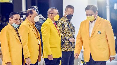Ketua Umum Partai Golkar Airlangga Hartarto (kanan) saat menghadiri Rapat Pimpinan Nasional (Rapimnas) Partai Golkar di DPP Partai Golkar, Jakarta, J5 Maret 2021. ANTARA/Galih Pradipta