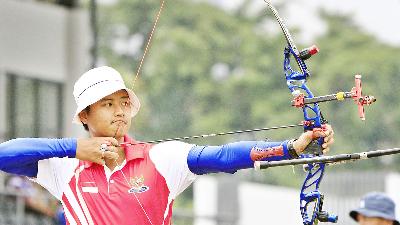 Atlet panahan Riiau Ega berlaga dalam semi final test event Asian Game 2018 di Jakarta, Februari 2018./TEMPO/Subekti