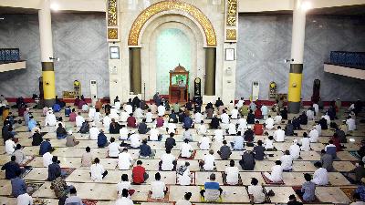 Penerapan saf berjarak sebagai bentuk penerapan protokol kesehatan dalam beribadah shalat berjamaah di Masjid Raya Bandung, Juli 2020./Tempo/Prima Mulia
