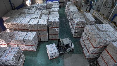 Piles of rice sacks at a Bulog’s warehouse in Jakarta, last September.
Tempo/Tony Hartawan
