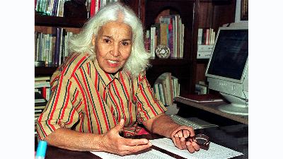 Egyptian writer Nawal el-Saadawi during an interview with Reuters in Cairo, May 23, 2001.
Reuters/Mona Sharaf
