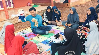 Alvian Wardhana during a teaching activity accompanied by a storytelling event at the Youth village, last August.
Private Doc. 
