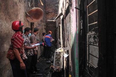 Petugas melakukan olah TKP kebakaran kontrakan di pemukiman padat penduduk di Jalan Pisangan Baru III, Matraman, Jakarta, 25 Maret 2021. TEMPO/Hilman Fathurrahman W