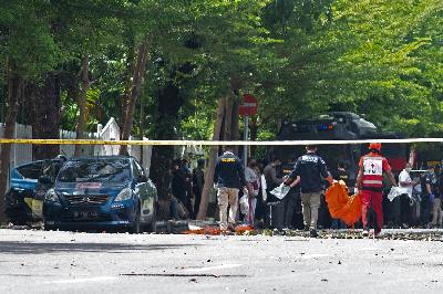 Petugas kepolisian melakukan identifikasi dan olah TKP bom bunuh diri di depan Gereja Katolik Katedral, Makassar, Sulawesi Selatan, 28 Maret 2021. TEMPO/Iqbal Lubis