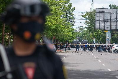 Petugas kepolisia berjaga di TKP bom bunuh diri di depan Gereja Katolik Katedral, Makassar, Sulawesi Selatan, 28 Maret 2021. TEMPO/Iqbal Lubis