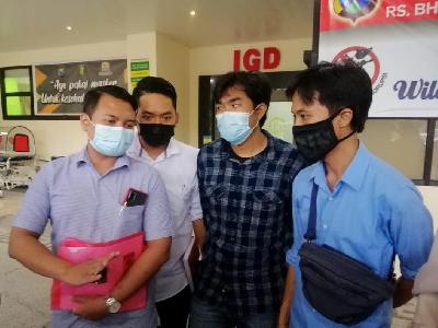 Jurnalis Tempo, Nurhadi (tengah), setelah menjalani visum et repertum di RS Bhayangkara, Surabaya, Jawa Timur, 28 Maret 2021. Dok Aji Surabaya