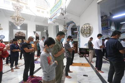 Jemaah melaksanakan shalat berjamaah dengan menerapkan protokol kesehatan di Masjid Cut Meutia, Jakarta, 29 Maret 2021. TEMPO/Subekti