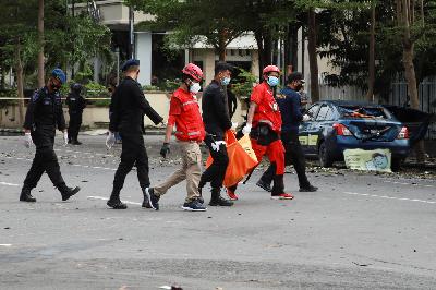 Petugas Palang Merah Indonesia membawa kantong mayat pasca bom bunuh diri di depan Gereja Katolik Katedral, Makassar, Sulawesi Selatan, 28 Maret 2021. REUTERS/Stringer 