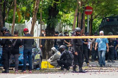 Petugas kepolisian memeriksa TKP bom bunuh diri di depan Gereja Katolik Katedral, Makassar, Sulawesi Selatan, 28 Maret 2021. TEMPO/Iqbal Lubis