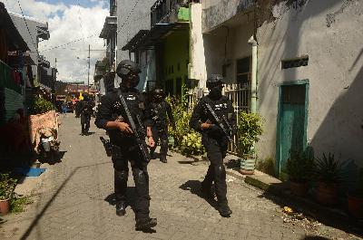 Tim Gegana Polda Sulsel melakukan pengamanan di sekitar lokasi rumah terduga bom bunuh diri Gereja Katedral Makassar di Jalan Tinumbu, Makassar, Sulawesi Selatan, 19 Maret 2021. ANTARA/Sahrul Manda Tikupadang