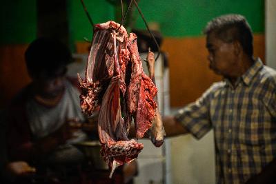 Penjulalan daging sapi di pasar Jatinegara, Jakarta, 29 Maret 2021. Tempo/Tony Hartawan