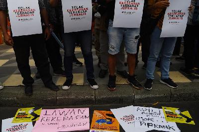 Aksi solidaritas jurnalis menuntut kasus kekerasan terhadap Nurhadi di Surabaya, Jawa Timur, 29 Maret 2021. ANTARA/Zabur Karuru