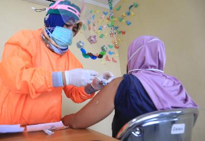 Warga lansia mengikuti pelaksanaan program vaksinasi Covid-19 di RPTRA Garuda, Jakarta, 29 Maret 2021. TEMPO/Subekti