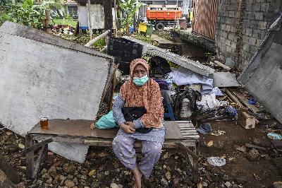 Warga duduk di depan bangunan yang telah ditertibkan di Menteng Dalam, Tebet, Jakarta 30 Juni 2021. ANTARA/M Risyal Hidayat