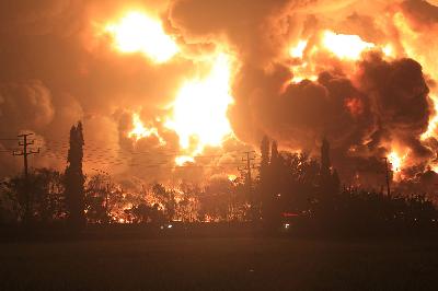 Kebakaran di kompleks Pertamina RU VI Balongan, Indramayu, Jawa Barat, 29 Maret 2021. ANTARA/Dedhez Anggara