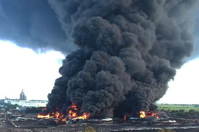 Kepulan asap kebakaran tangki minyak milik Pertamina RU VI Balongan, Indramayu, Jawa Barat, 29 Maret 2021. ANTARA/Dedhez Anggara