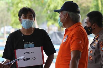 Olah tempat kejadian perkara (TKP) kasus dugaan kekerasan terhadap jurnalis Tempo Nurhadi di Graha Samudera Bumimoro, Surabaya, Jawa Timur, 29 Maret 2021. ANTARA/Didik Suhartono