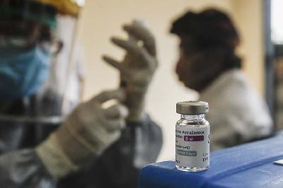 Petugas medis mempersiapkan vaksin COVID-19 AstraZeneca di Sanur, Denpasar, Bali, 22 Maret 2021. Johannes P. Christo