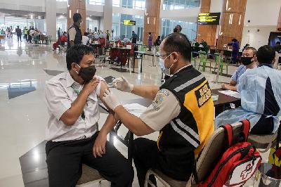 Petugas kesehatan menyuntikkan vaksin COVID-19 Astrazeneca kepada petugas pelayanan bandara di Lobby Baru Terminal 1 Bandara Internasional Juanda di Sidoarjo, Jawa Timur, 30 Maret 2021. ANTARA/Umarul Faruq