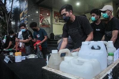 Barang bukti diperlihatkan saat konferensi pers terkait penangkapan terduga teroris di Bekasi dan Condet, Jakarta Timur di Polda Metro Jaya, Jakarta, 29 Maret 2021. TEMPO/Hilman Fathurrahman W
