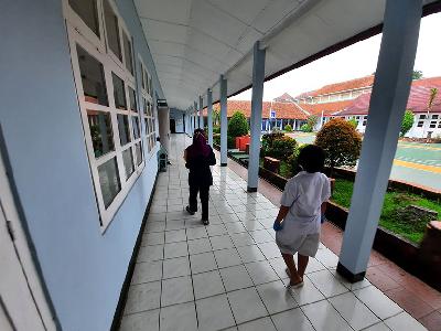 Seorang siswa Sekolah Dasar hadir di Sekolah Dasar Angkasa III, Halim Perdanakusuma, Jakarta Timur, 29 Maret 2021.Tempo/Imam Sukamto