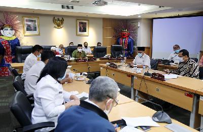 Komisi B DPRD Provinsi DKI Jakarta kembali menggelar rapat kerja bersama Perumda Sarana Jaya di Jakarta, 31 Maret 2021. dprd-dkijakartaprov.go.id/pun