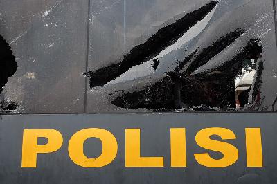 Kendaraan aparat kepolisian yang rusak usai penyerangan di Polsek Ciracas, Jakarta, 29 Agustus 2020. TEMPO / Hilman Fathurrahman W
