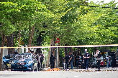 Olah tempat kejadian perkara ledakan bom bunuh diri di depan Gereja Katolik Katedral, Makassar, Sulawesi Selatan,  28 Maret 2021. TEMPO/Iqbal Lubis