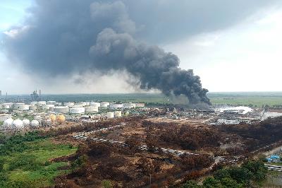 Suasana kebakaran tangki minyak milik Pertamina RU VI Balongan, Indramayu, Jawa Barat, 31 Maret 2021. ANTARA/Dedhez Anggara
