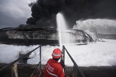 Tim HSSE & Fire Fighter Pertamina berupaya memadamkan api di lokasi insiden terbakarnya tangki penyimpan BBM di Kilang Balongan RU VI, Indramayu, Jawa Barat, 31 Maret 2021. ANTARA/Humas Pertamina/Priyo Widianto
