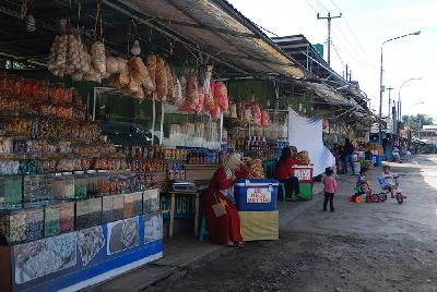 Pedagang menunggu di kios yang sepi di sentra oleh-oleh jalur mudik Nagreg, Kabupaten Bandung, Jawa Barat, 17 Mei 2020. TEMPO/Prima mulia