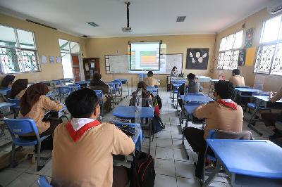 Kegiatan belajar mengajar dengan tatap muka di SMAN 2 Cibinong, Kabupaten Bogor, Jawa Barat, 18 Maret 2021. TEMPO/Subekti.