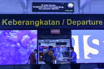 Calon penumpang berjalan masuk ke dalam Terminal Bandara Halim Perdanakusuma, Jakarta Timur, 20 Maret 2021.  ANTARA/M Risyal Hidayat
