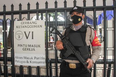 Anggota kepolisian berjaga di depan Gereja Katedral, Jakarta, 1 April 2021. TEMPO / Hilman Fathurrahman W
