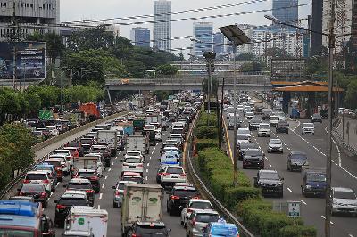 Kepadatan volume kendaraan di Jalan Gatot Subtoro, Jakarta, 1 April 2021. TEMPO/Subekti.