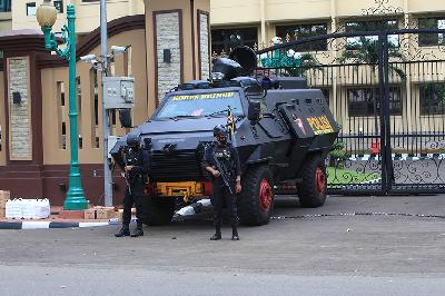 Petugas kepolisian menjaga Mabes Polri pasca penyerangan di Jakarta, 1 April 2021.  TEMPO/Subekti.