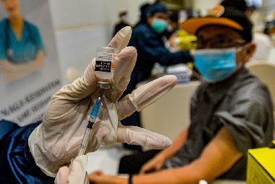 Petugas medis menyiapkan vaksin COVID-19 di Ciputra Artpreneur, Jakarta, 1 April 2021. Tempo/Tony Hartawan