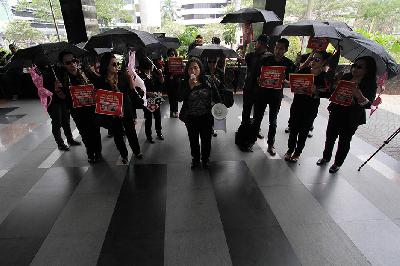 Protes kasus Bantuan Likuiditas Bank Indonesia (BLBI) di gedung KPK, Jakarta, 2014. Dokumentasi TEMPO/Eko Siswono Toyudho