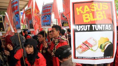 Unjuk rasa menuntut pengusutan tuntas kasus BLBI, di Jakarta, Januari 2016. Dok. TEMPO/Eko Siswono Toyudho