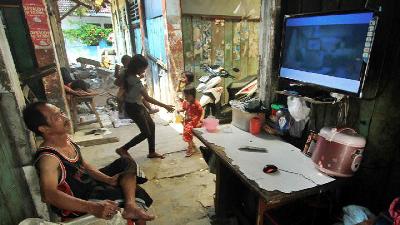 Ilustrasi seseorang menonton acara siaran televisi di Jakarta, Agustus 2015. Dok. TEMPO/Eko Siswono Toyudho