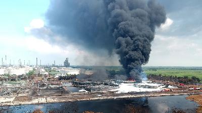 Suasana kebakaran hari ketiga tangki minyak milik Pertamina RU VI Balongan, Indramayu, Jawa Barat, pada 31 Maret lalu. ANTARA/Dedhez Anggara