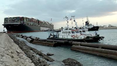 Kapal  Evergreen yang terdampar sehingga menutup jalur Terusan Suez, di Mesi 28 Maret 2021. Suez Canal Authority/Handout via REUTERS 