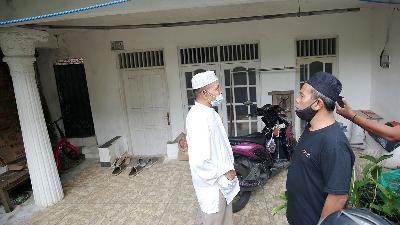 Rumah  terduga teroris penyerang Mabes Polri (kiri)  di Kelapa Dua Wetan, Ciracas, Jakarta, Kamis, 1 April 2021./TEMPO/Muhammad Hidayat