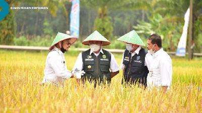 Menteri Pertanian bersama Gubernur Sumatera Selatan pada panen raya padi dan gerakan serap gabah di Desa Srikaton, Kecamatan Buay Madang, Kabupaten OKU Timur, Sabtu, 3 April 2021.