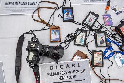Aksi solidaritas jurnalis menuntut kasus kekerasan terhadap wartawan Tempo Nurhadi di Bundaran Air Mancur (BAM) Masjid Agung, Palembang, Sumatera Selatan, 1 April 2021. ANTARA/Nova Wahyudi
