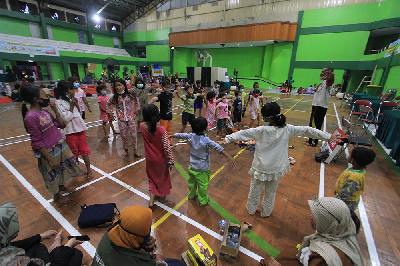 Anak-anak yang tinggal di sekitar lokasi kebakaran kilang Pertamina Balongan mengikuti pemulihan trauma di Gedung Olahraga Bumi Patra, Indramayu, Jawa Barat, 29 Maret 2021. ANTARA/Dedhez Anggara