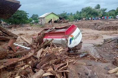 Sejumlah rumah dan kendaraan rusak akibat banjir bandang di Desa Waiburak, Kecamatan Adonara Timur, Flores Timur, NTT, 4 April 2021.  ANTARA/HO/Dok BPBD Flores Timur