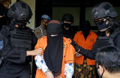 Tersangka teroris dari jaringan Jamaah Ansharut Daulah (JAD) digiring di Bandara lama Sultan Hasanuddin, Maros, Sulawesi Selatan, 4 Febaruari 2021. ANTARA/Abriawan Abhe
