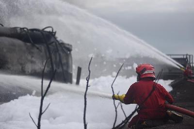 Petugas pemadam kebakaran Pertamina memadamkan api di kilang minyak Balongan, Kabupaten Indramayu, 31 Maret 2021. Reuters/PT Pertamina (Persero)